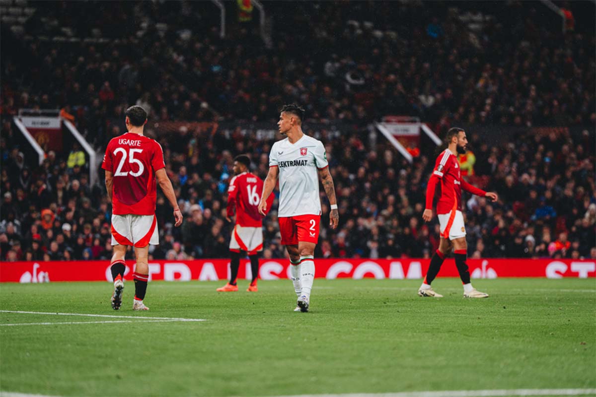 Mees Hilgers Tampil Gemilang Bersama Twente, Tahan Imbang Manchester United di Old Trafford