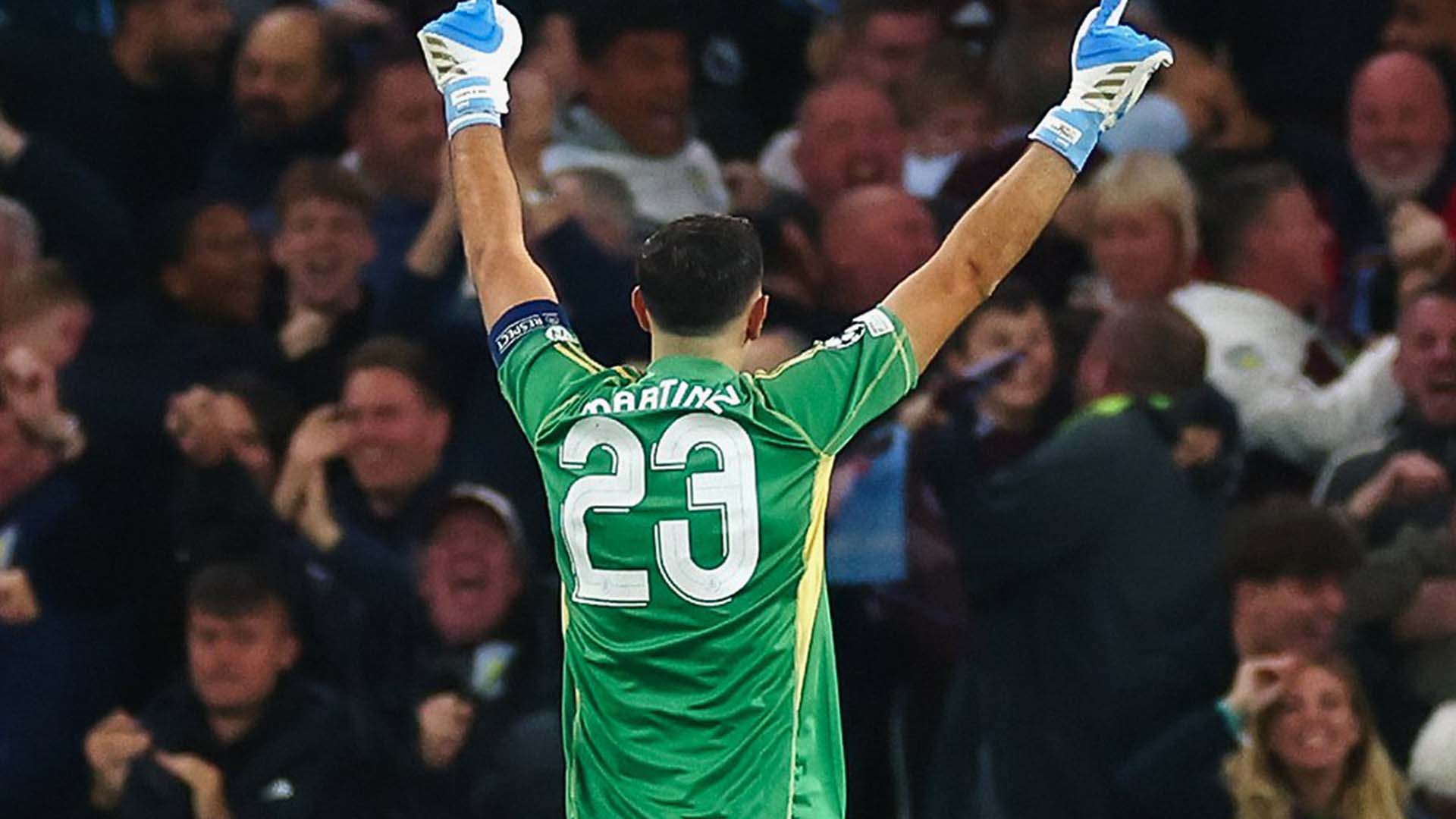 Telinga Emi Martinez Sampai Sakit Gara-gara Atmosfer Hebat Villa Park