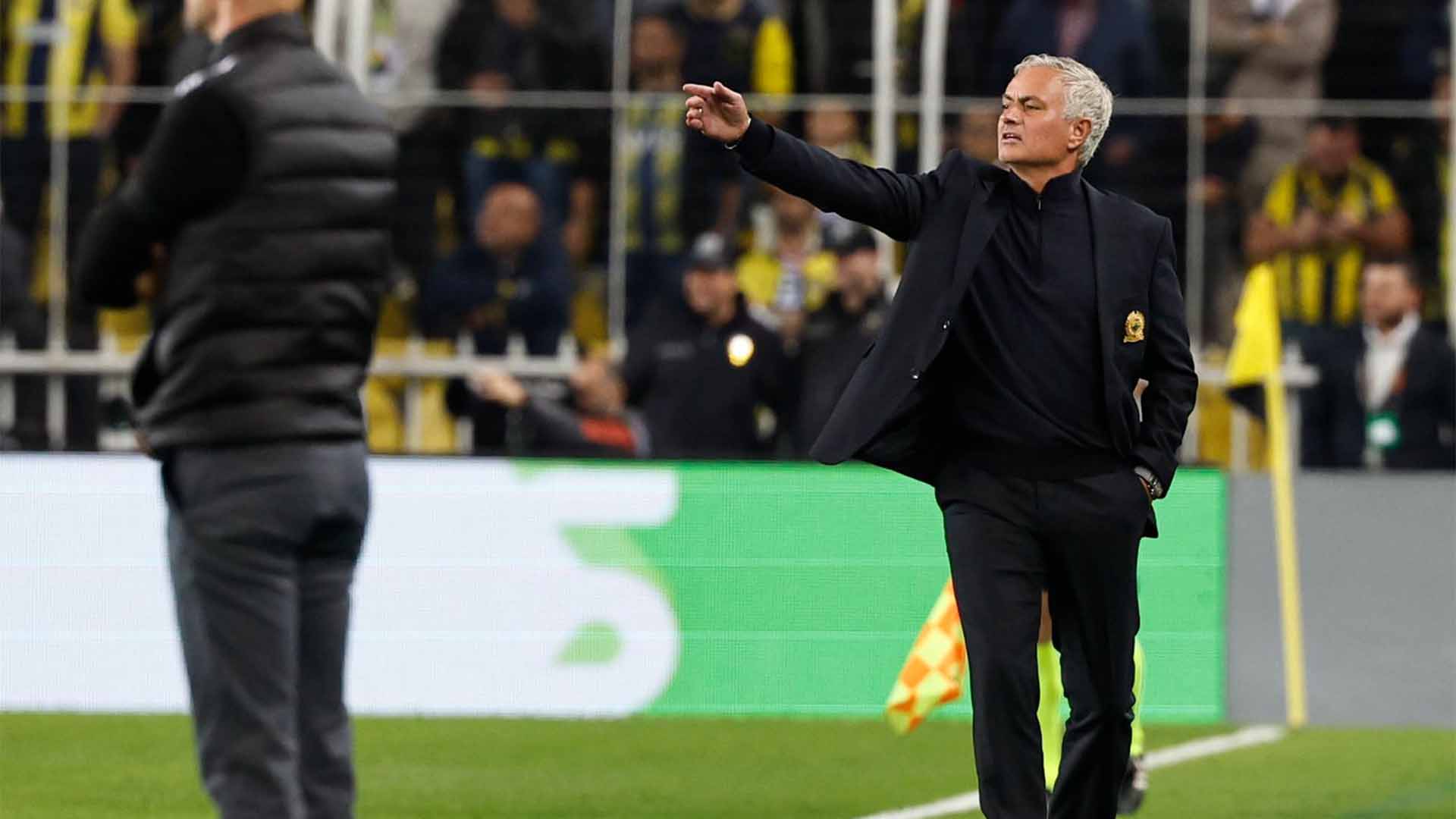 Sindir Wasit Usai Dikartu Merah, Jose Mourinho: Dia Wasit Terbaik di Dunia