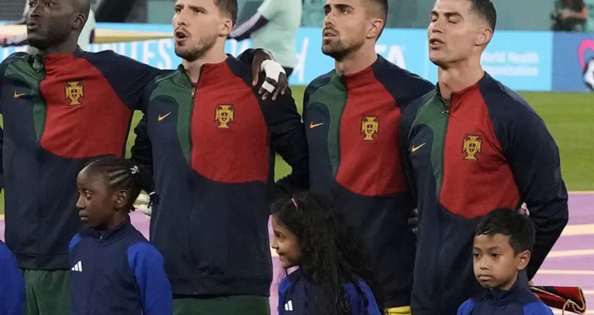 Kenapa Pemain Bola Bawa Anak Kecil? Ini Jawabannya!