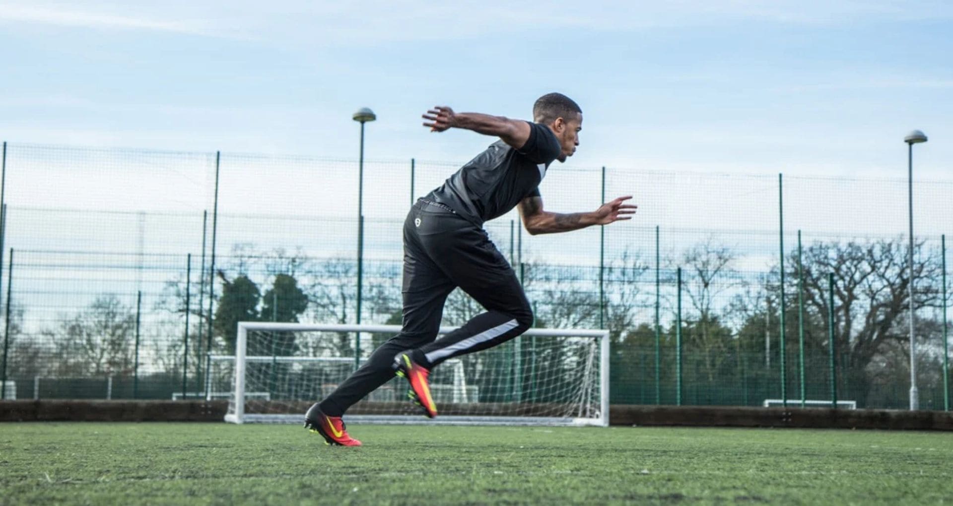 Cara Lari Cepat Saat Main Bola: Simak 7 Tips Berikut