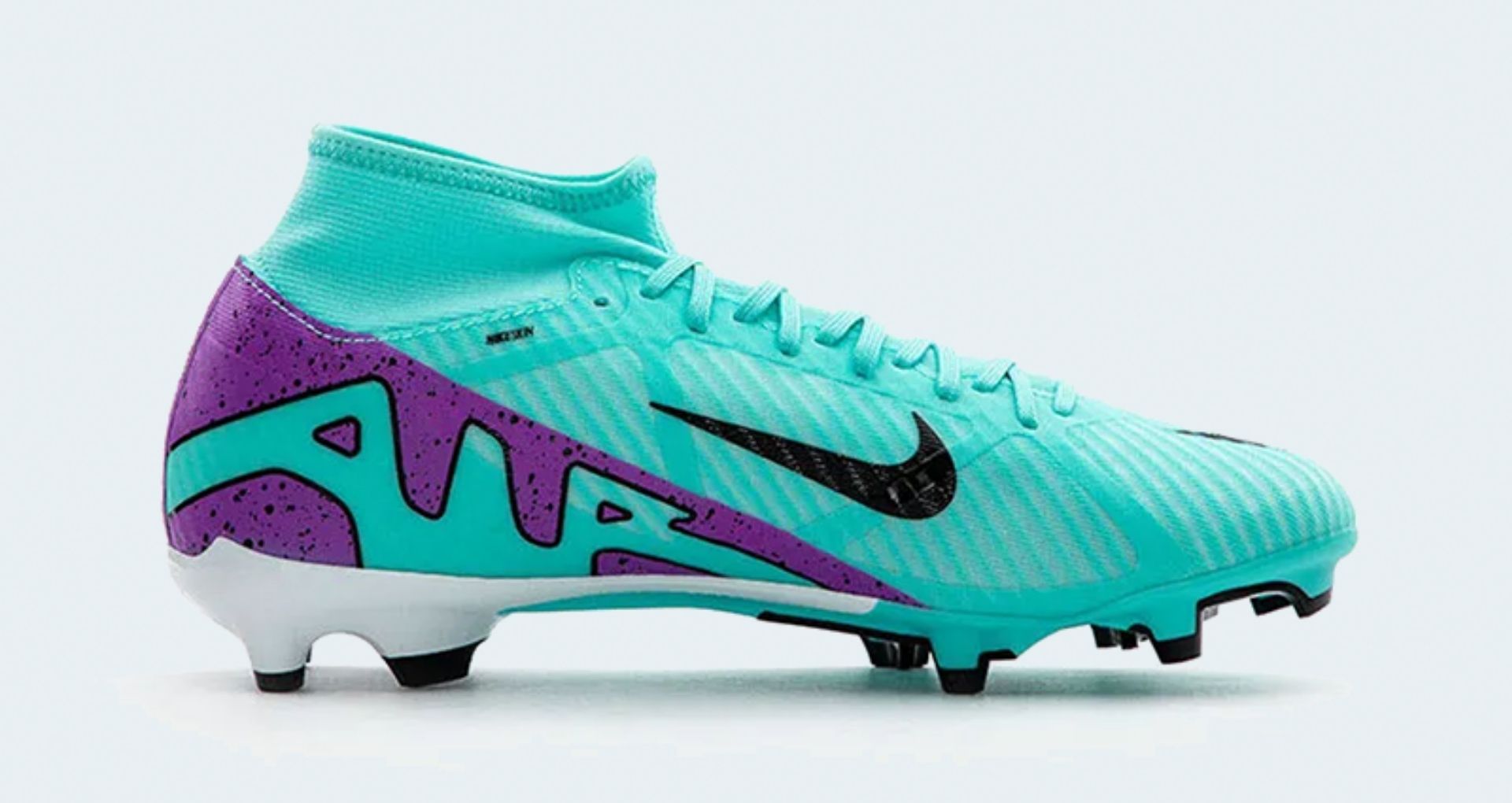 Perbedaan Sepatu Futsal dan Sepatu Bola