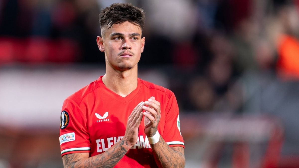 Mees Hilgers Dilirik Valencia, Siap Pindah ke La Liga?