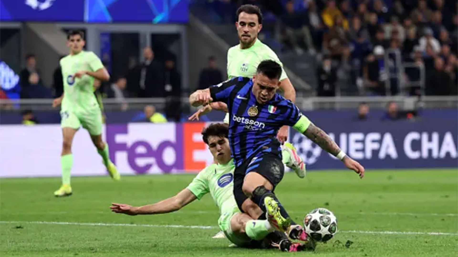 Wenger Kritik Penalti Kontroversial di Laga Inter vs Barcelona