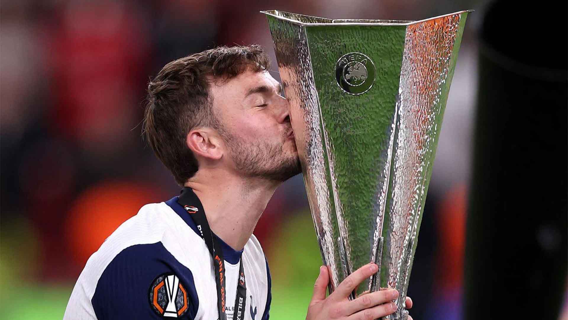 Maddison Tegaskan Tak Ikuti Jejak Terry Saat Rayakan Gelar Europa League
