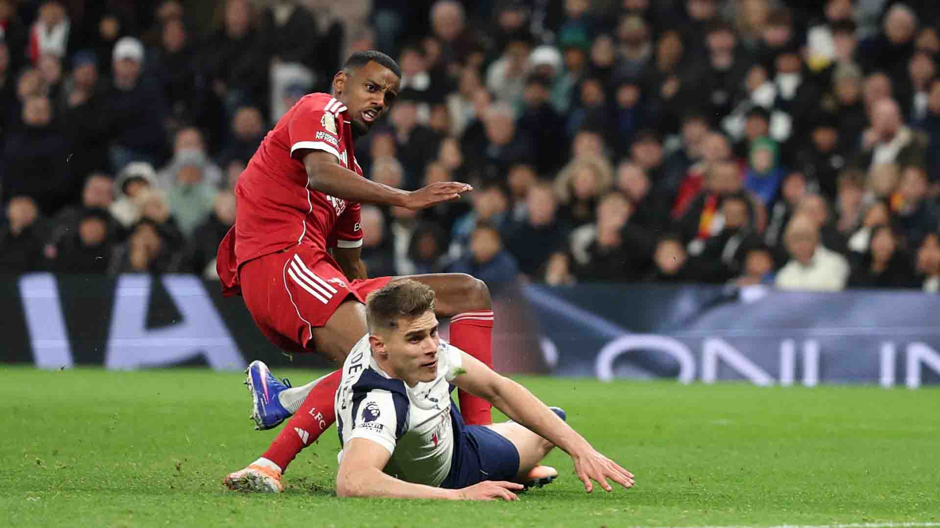 Isak Terancam Absen Berbulan-bulan Bersama Liverpool Akibat Patah Kaki