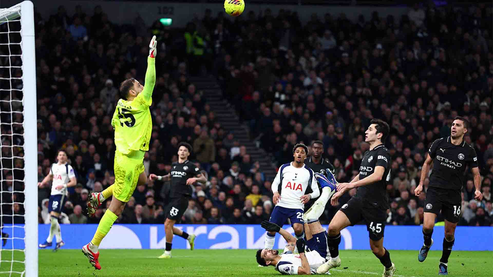 Solanke Akui Terkesima Lihat Gol Scorpion Kick Sendiri ke Gawang Man City