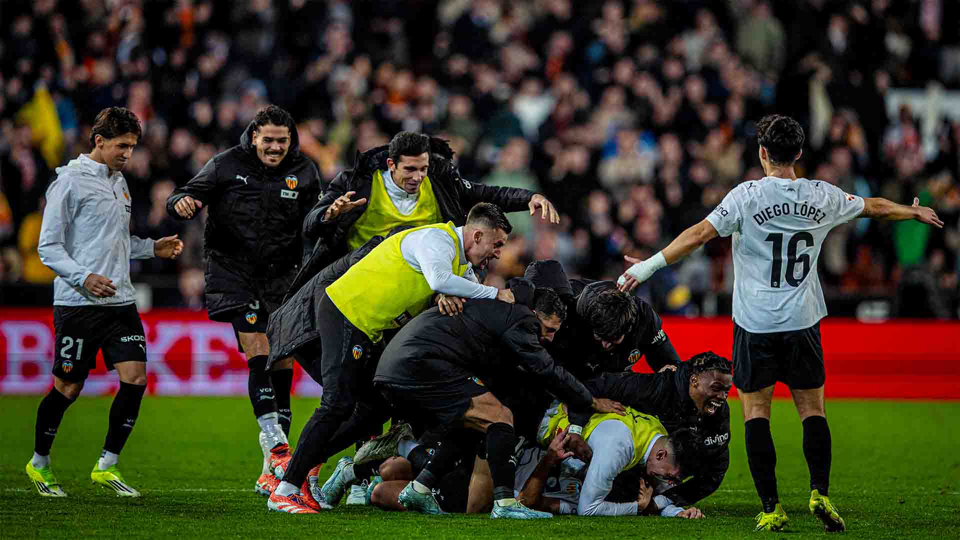 Valencia Menang Comeback 3-2 atas Alaves Lewat Penalti Menit Akhir Hugo Duro