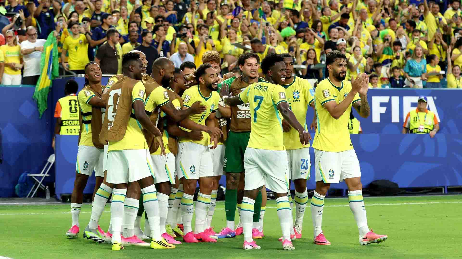 Dua Gol Vinícius Bungkam Skotlandia 3-0, Brasil Segel Puncak Grup C