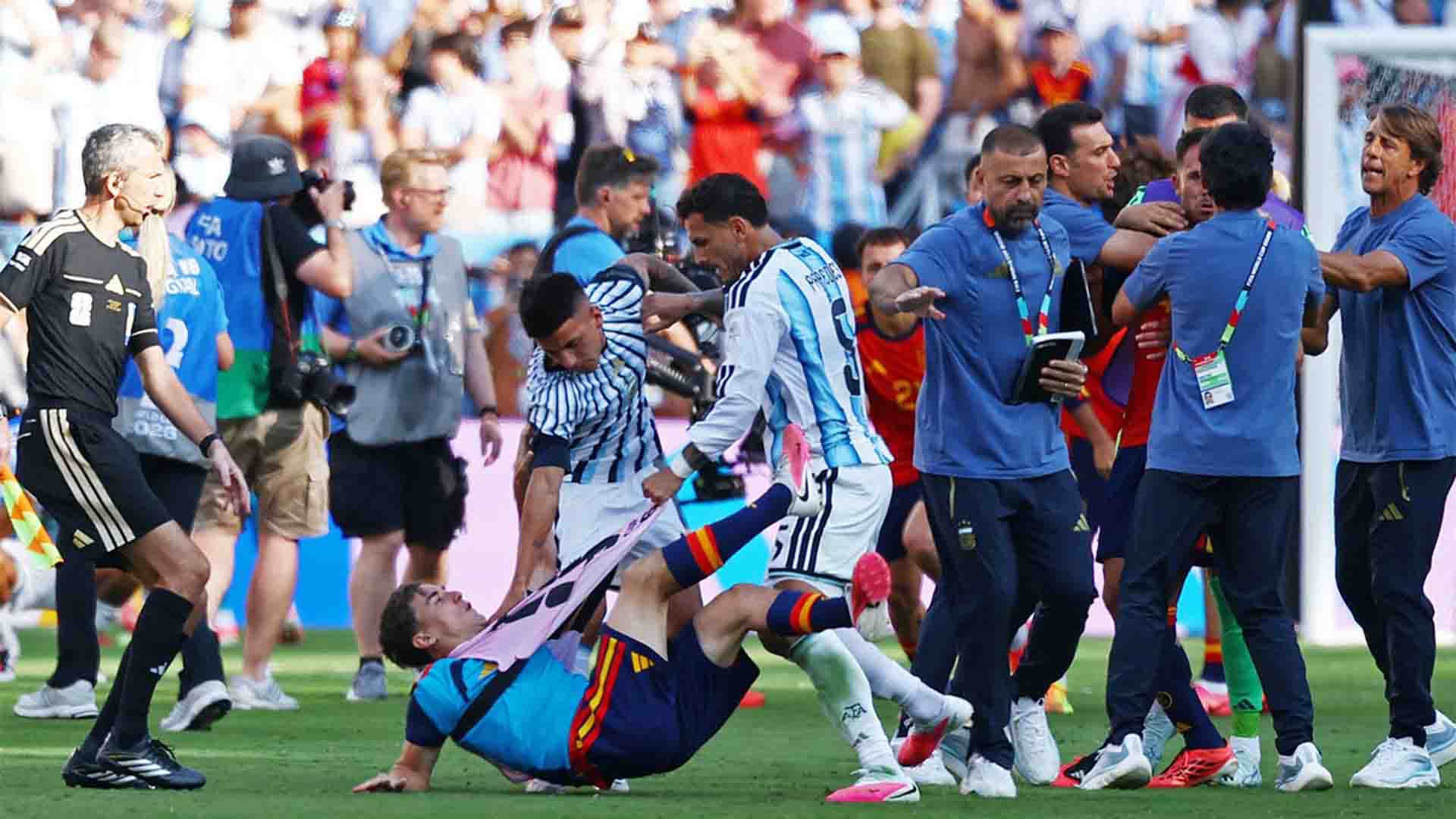 Paredes Kartu Merah, Ambisi Juara Bertahan Argentina Berakhir dengan Baku Hantam