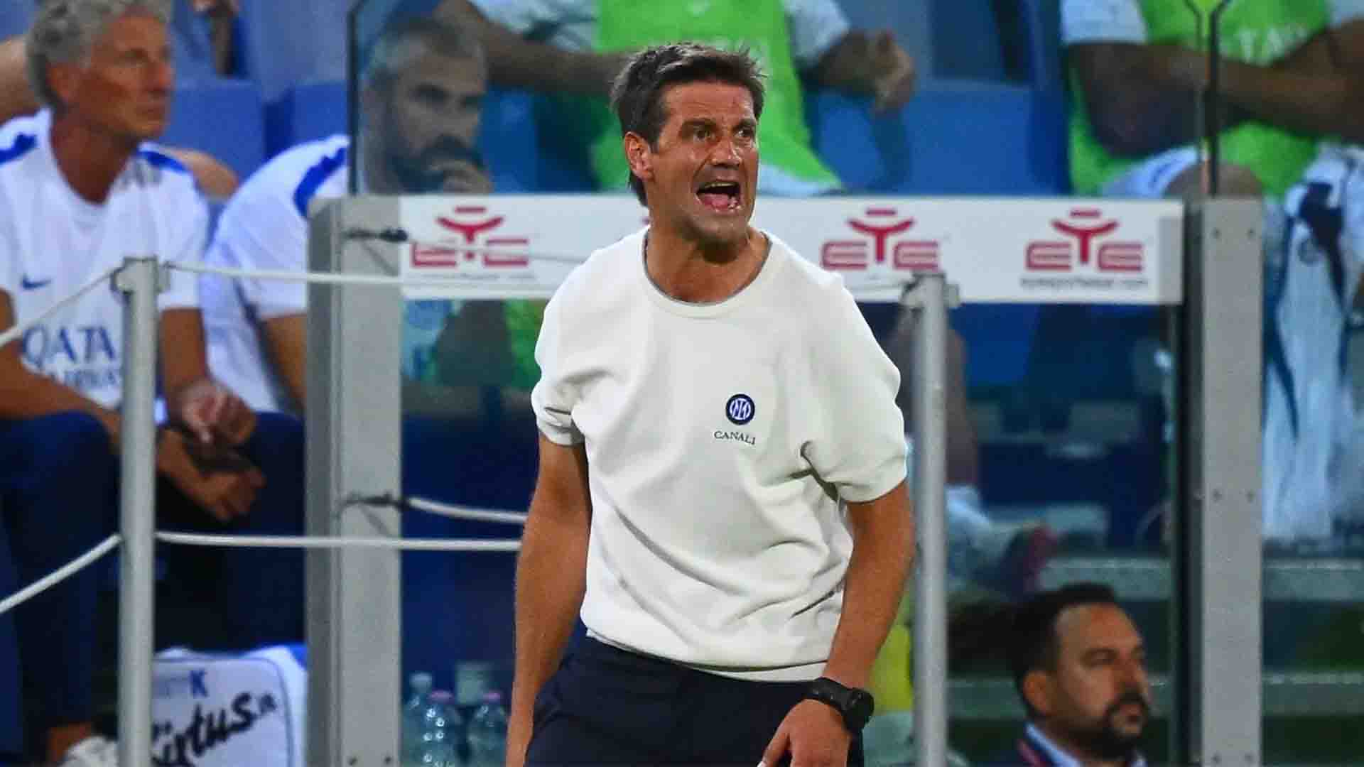 Chivu Akui Inter Nyaris Tergelincir di Kandang Cagliari